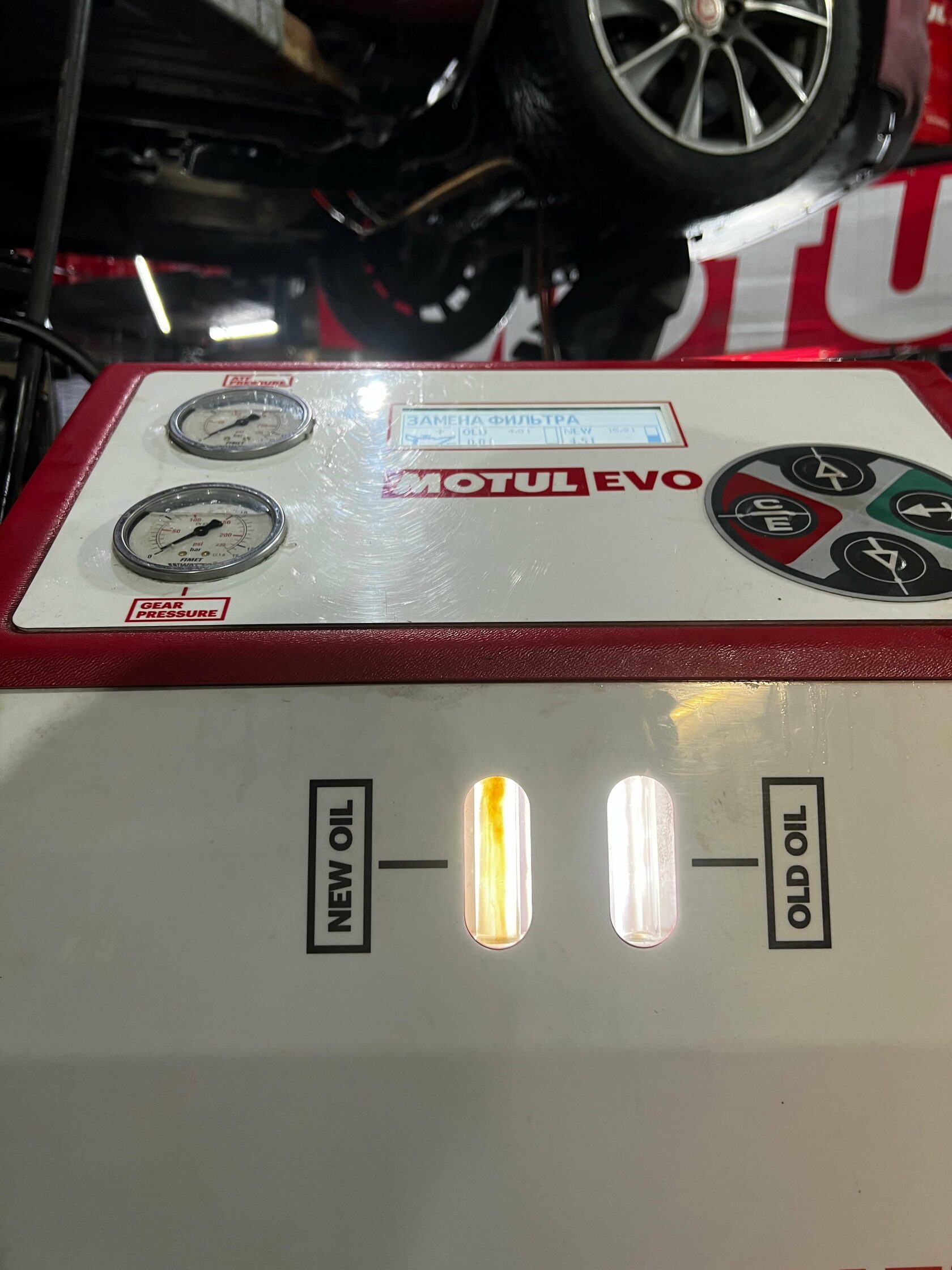 Процесс замены масла Motul Evo