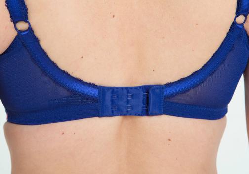 -На какой ряд крючков нужно застегивать бюстгальтер?-