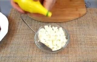 Приготовление салата из вареной свеклы и селедки: шаг 5