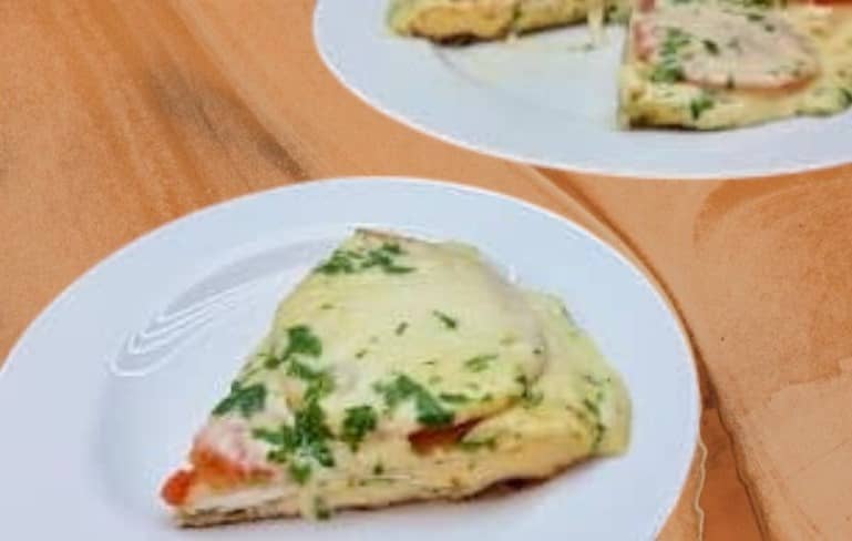 Тортилья с яйцом, сыром и помидором на сковороде