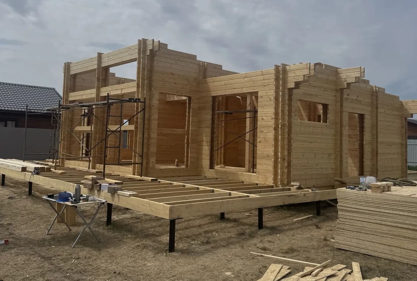 Основание террасы 46 м² в доме Оттава 2 — лаги на металлических подвесах