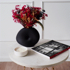 букет сухоцветов цвета фуксия в вазе