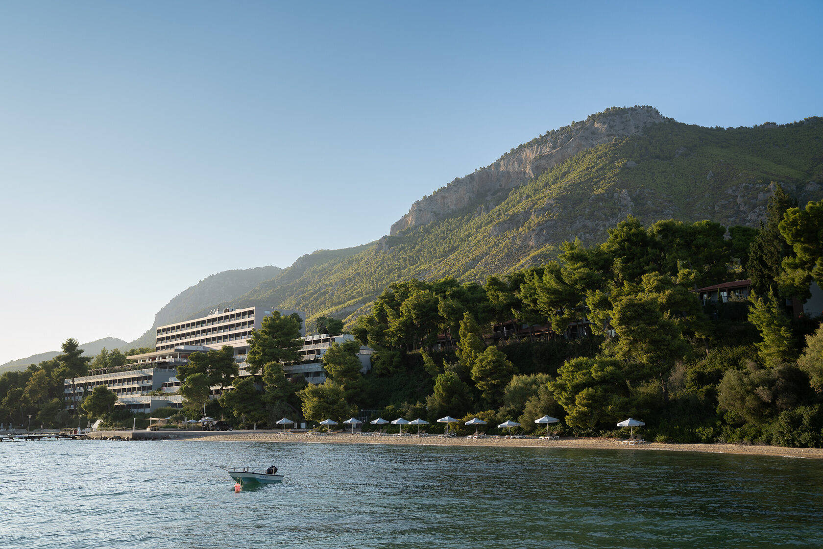 Территория Club Med Gregolimano среди сосен