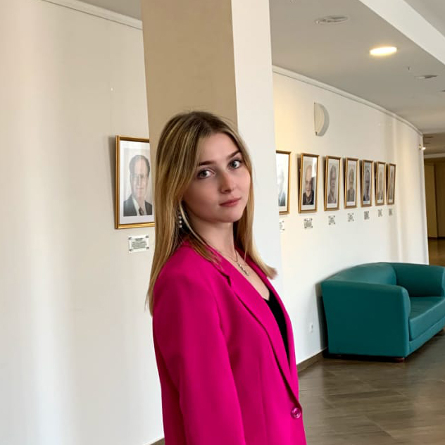 девушка специалист лаборатории