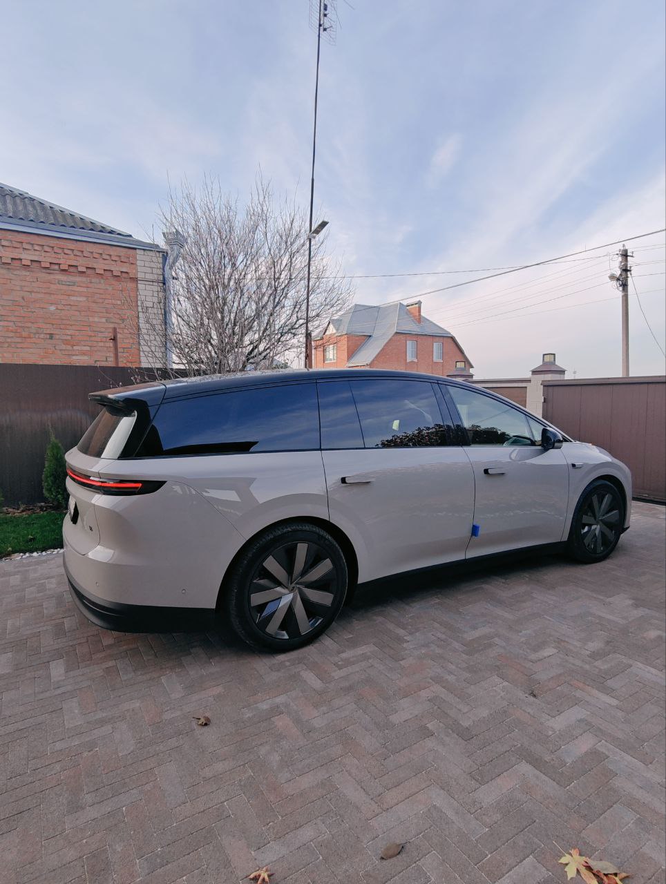 Li Auto i8 на дороге — устойчивость подвески и плавность хода