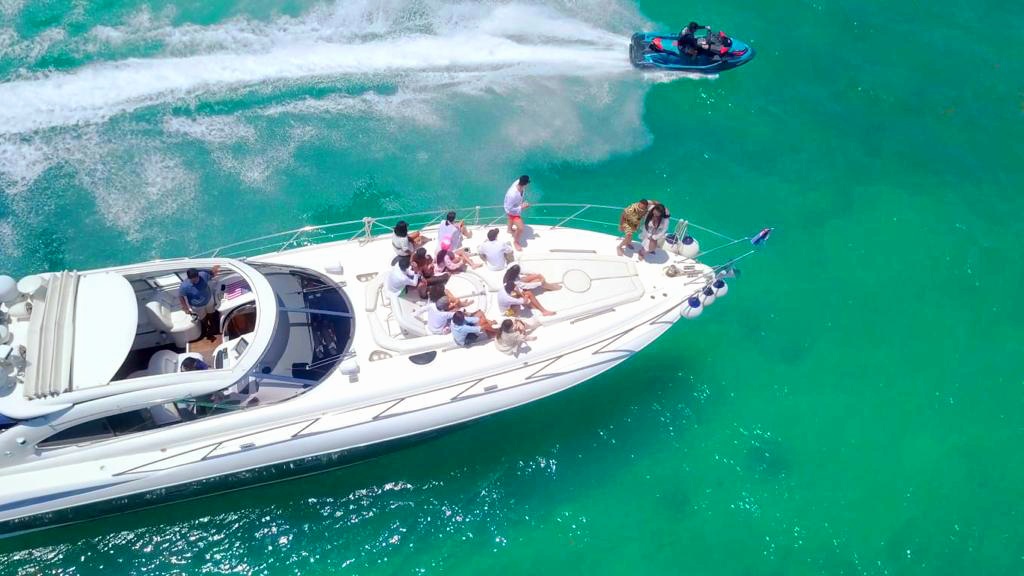 renting private yacht charters cancun