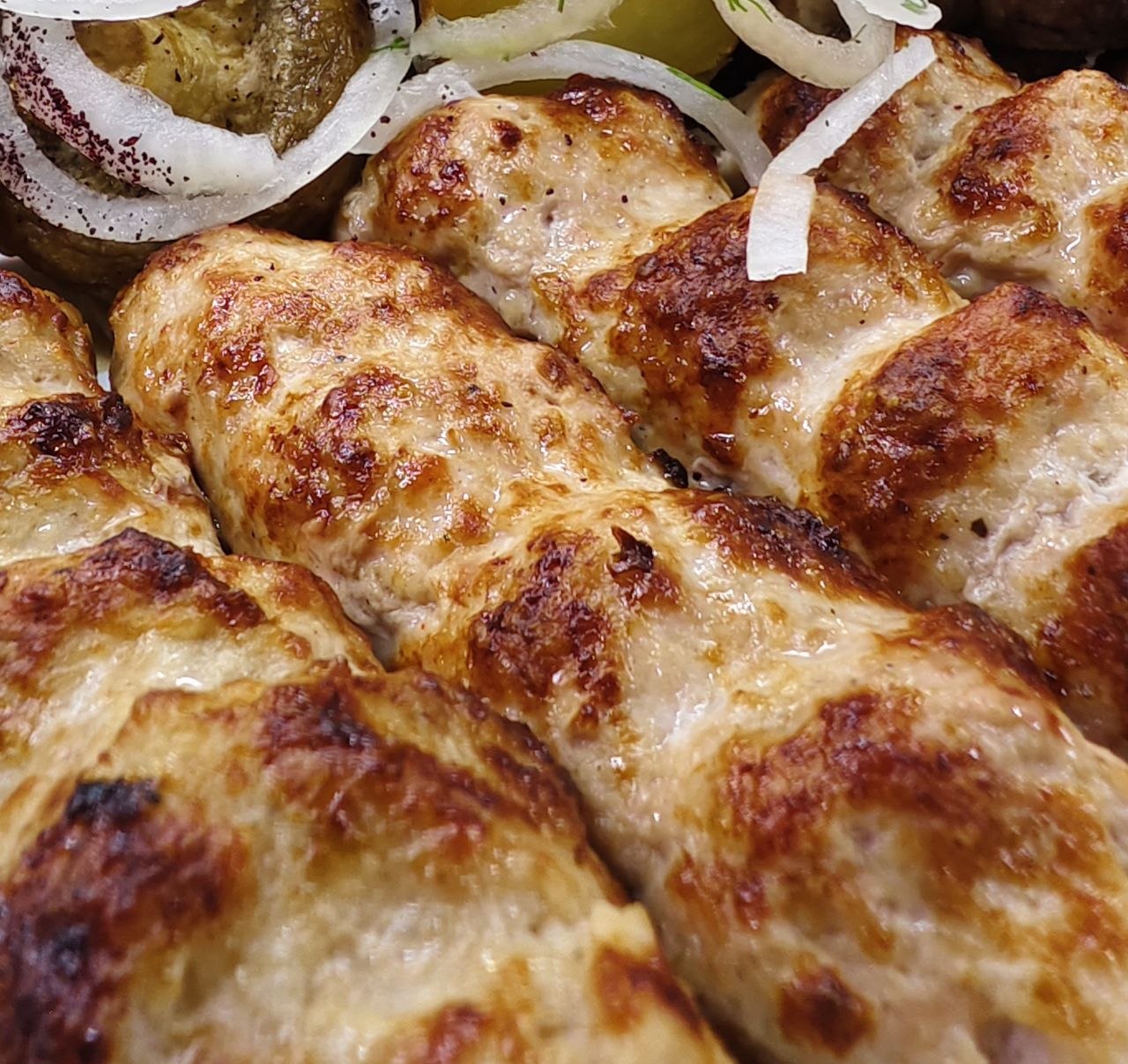 Крупный кадр мяса на углях