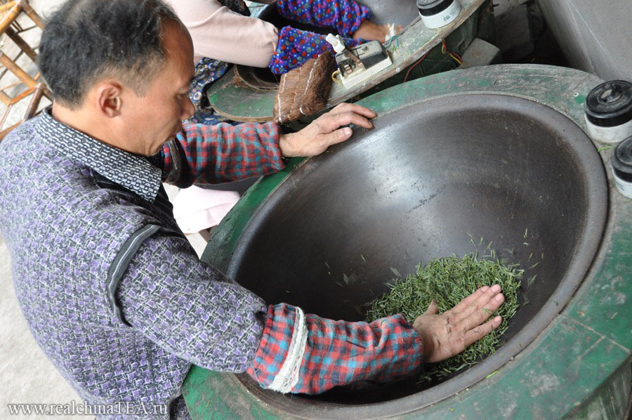 Мастер Ло вручную обрабатывает чай в одной из сычуаньских деревень.