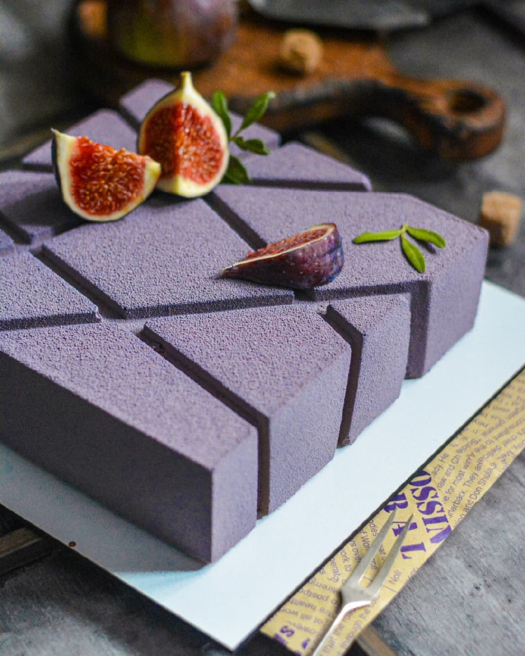 Шоколадный велюр: Как заставить декор из мастики держаться на велюровом торте?