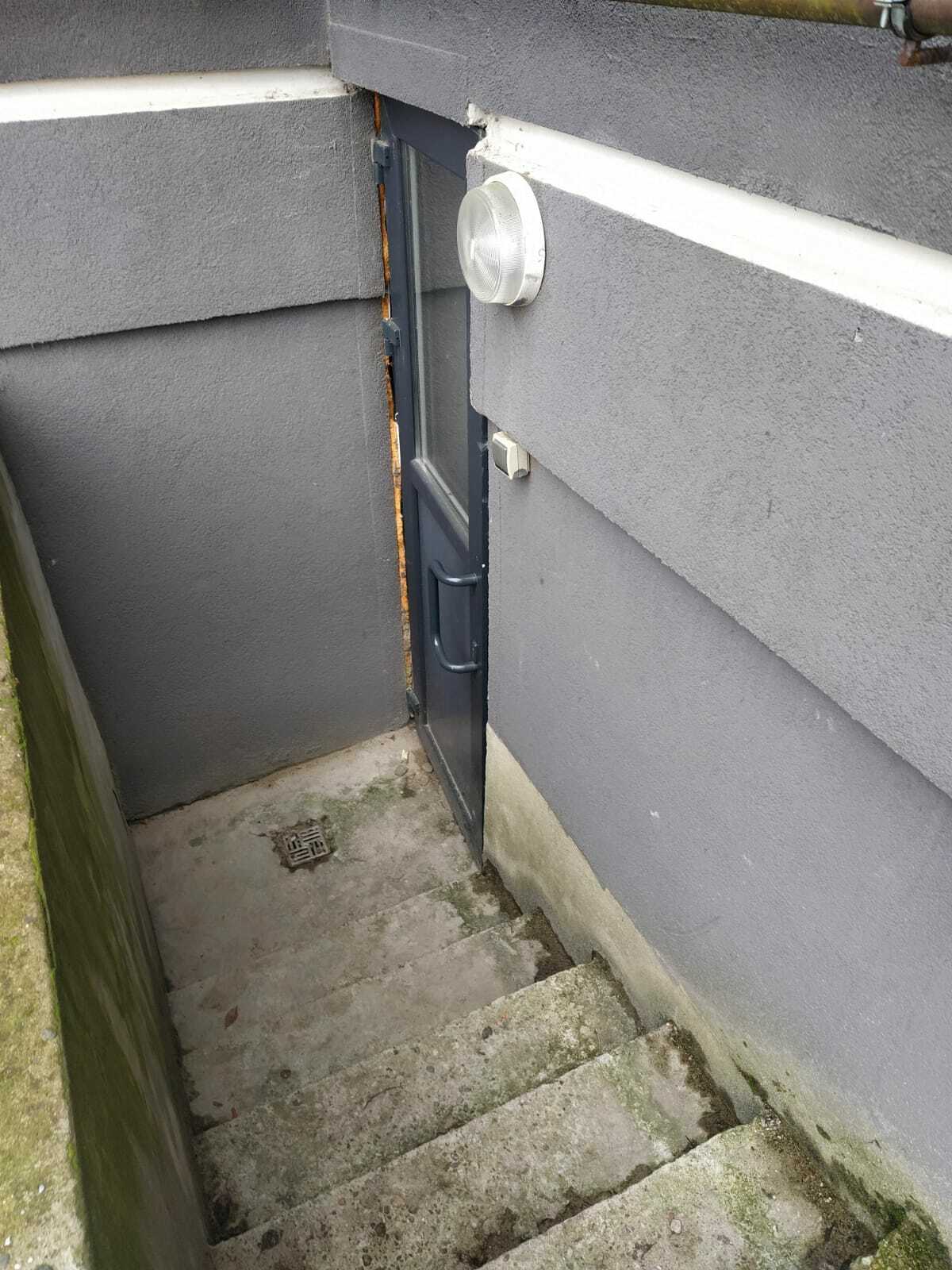 Вход в цокольный этаж жилого дома