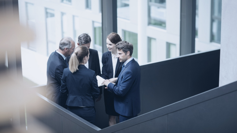 Как большинство людей управляет деньгами