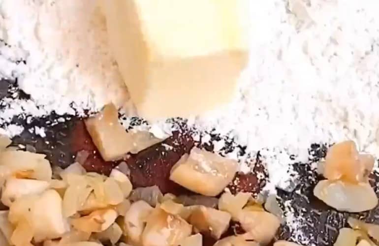 Приготовление жюльена с курицей и грибами в духовке со сливками и сыром: шаг 6