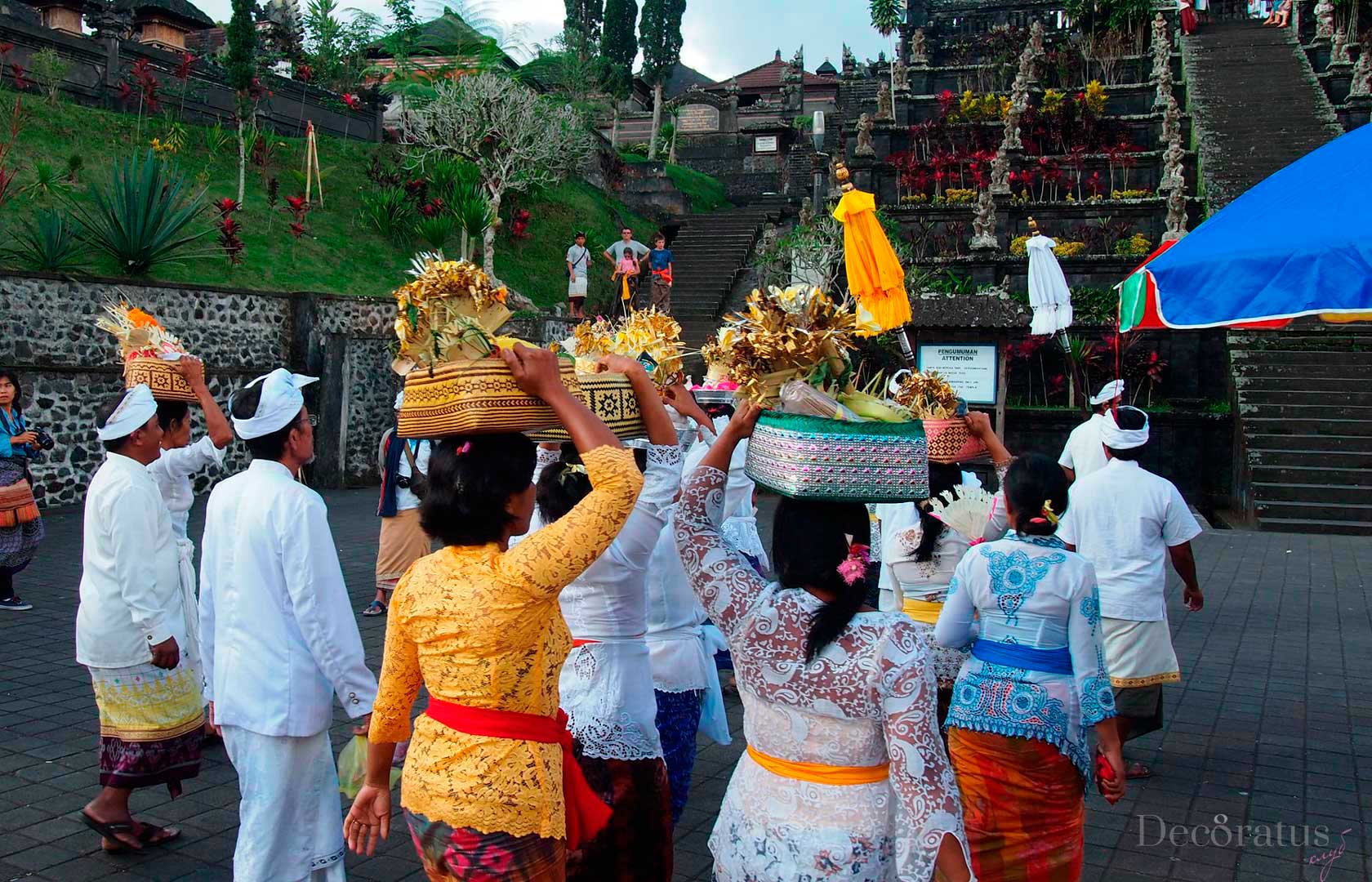 Деревенская община идет в храм Бесаких для проведения индуистской церемонии