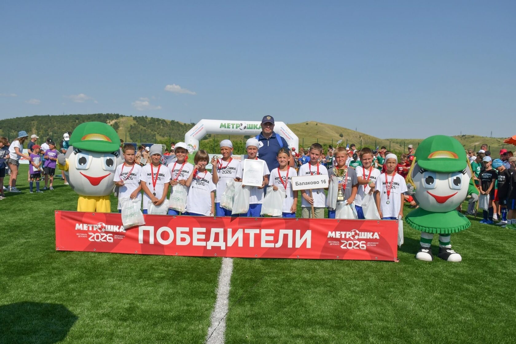 Участники фестиваля в белых футболках