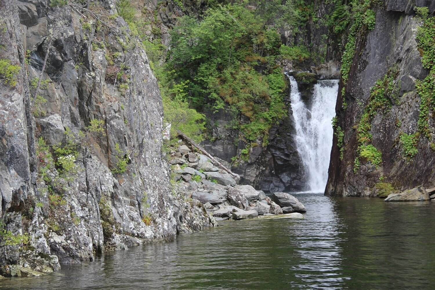 Водопады ая. Киште водопад горный Алтай. Водопад Корбу на Телецком озере. Водопад Киште на Телецком. Водопад Киште на Телецком озере.