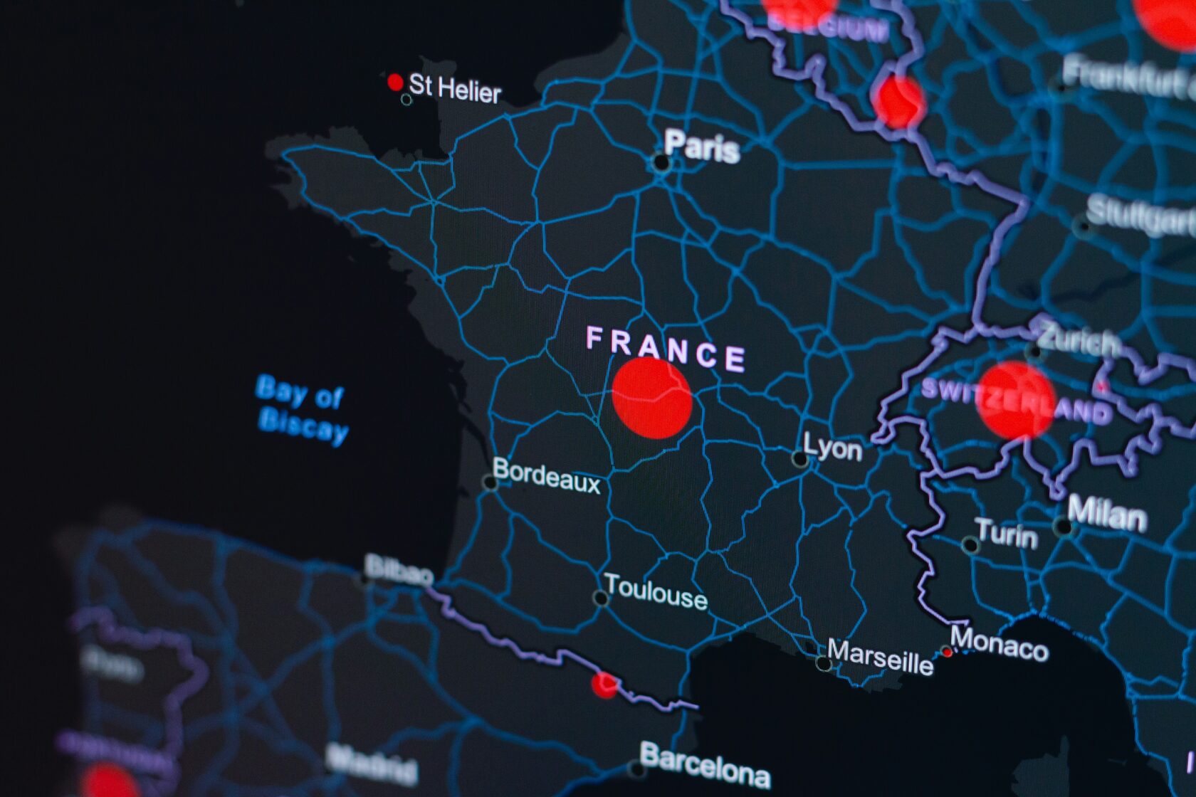 Личный визит заявителя в префектуру для подачи оригиналов документов и идентификации личности.