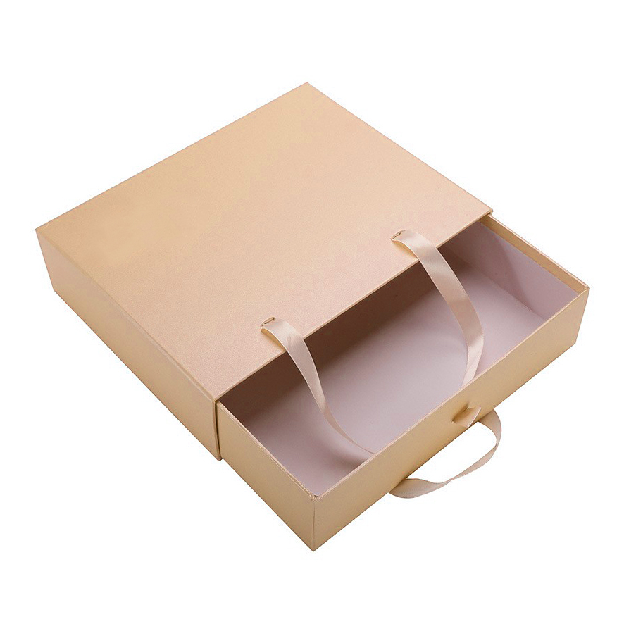 Картонная коробка для подарка. Коробки для упаковки одежды. Картонные коробки для подарков. Картонные коробочки для подарков. Красивые коробки для упаковки одежды.