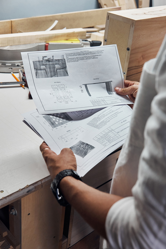 чертежи в руках, съемка сотрудника на производстве