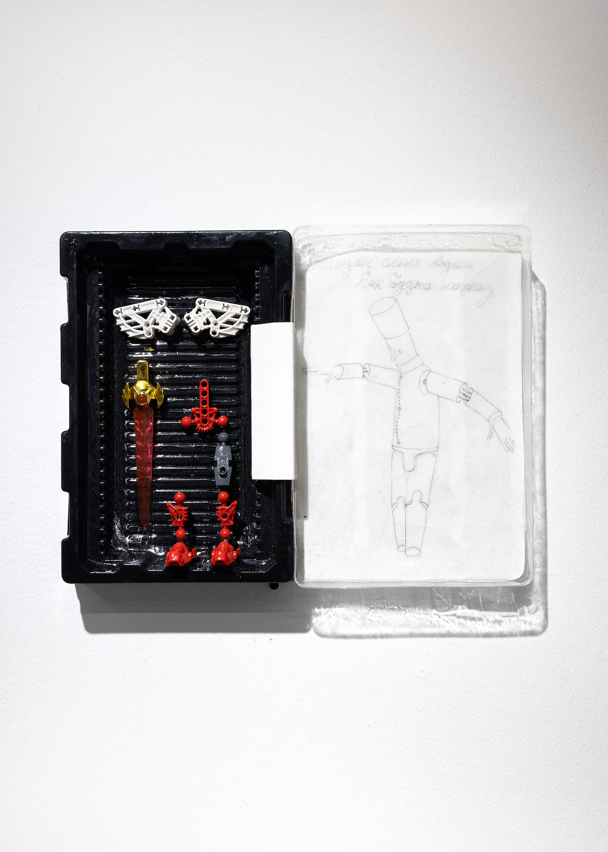 Фрагмент экспозиции Постфактум Владислава Титаева в галерее Most Wanted. Живопись, инсталляция, графика, объекты, смешанная техника