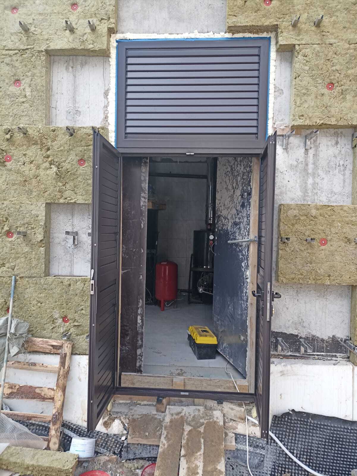 Алюминиевые двери-ставни с закрытием жалюзи в помещении котельной