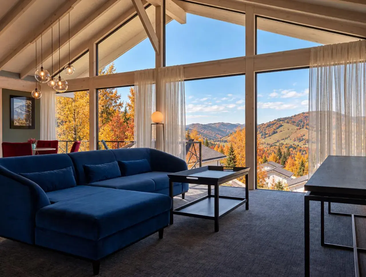 Номер Altai Palace 4* с панорамными окнами и видом на горы