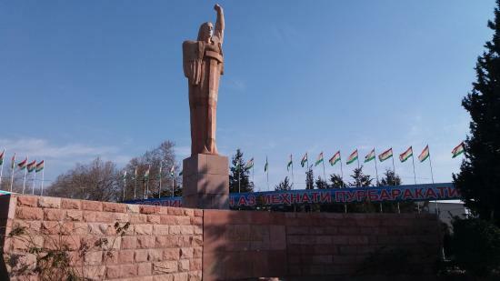 Вахдат таджикистан. Вахдат памятник Родина мать. Город Вахдат. Площадь Вахдат.