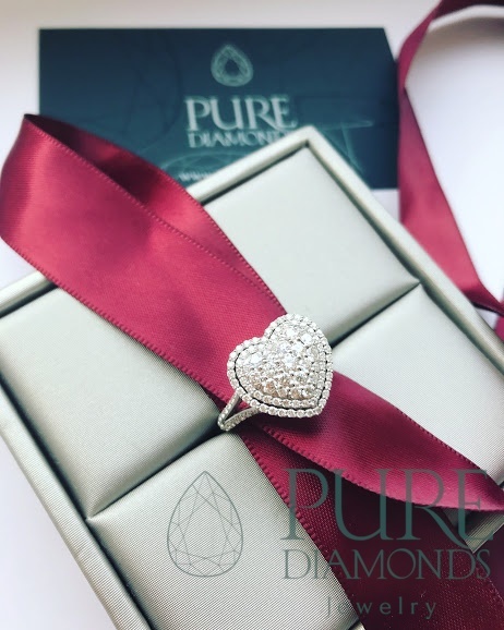 Кольцо в форме сердца с бриллиантами