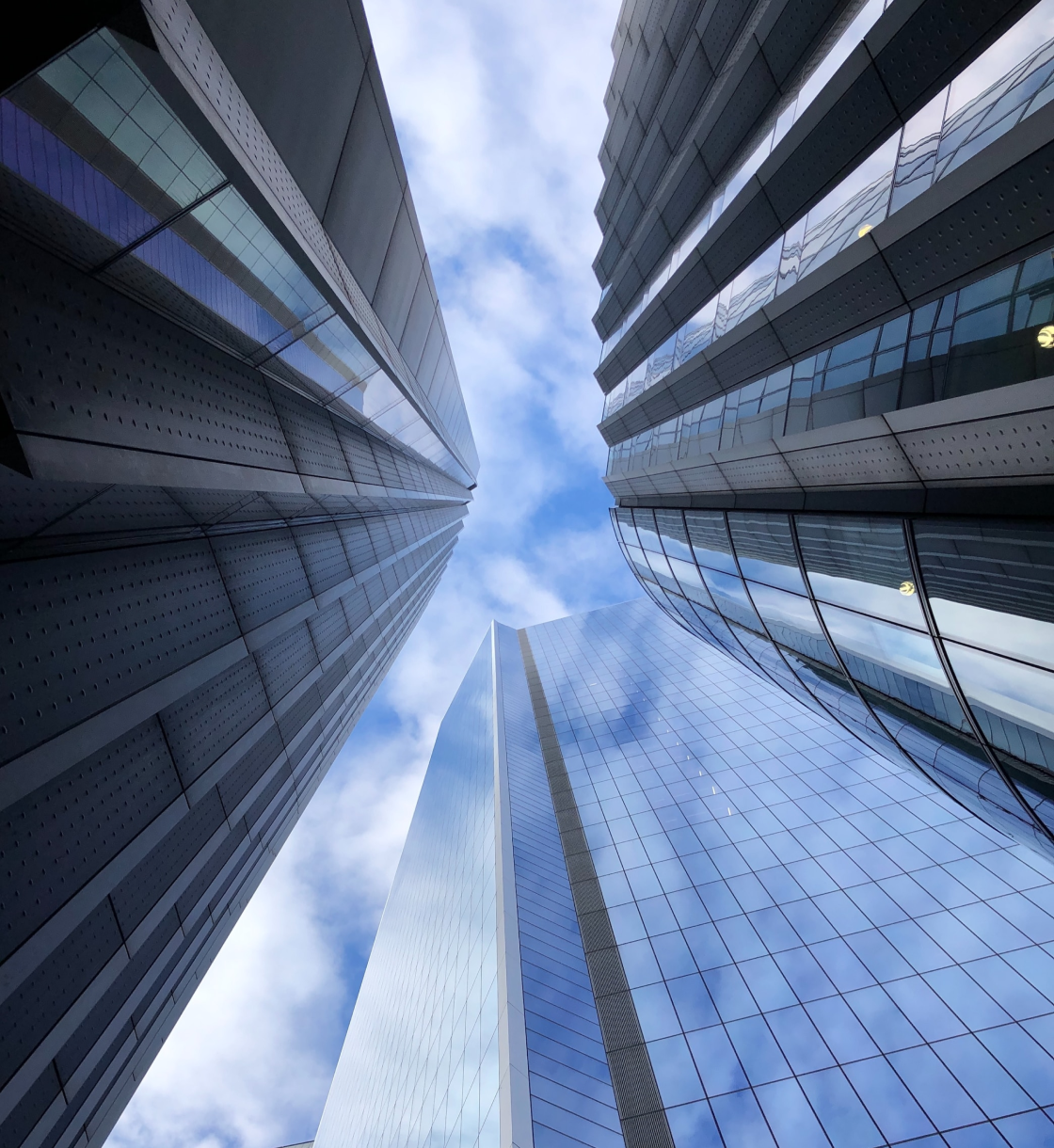 Небоскребы и голубое небо