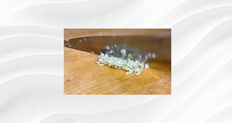Приготовление красного соуса к шашлыку с кинзой по-грузински: шаг 2