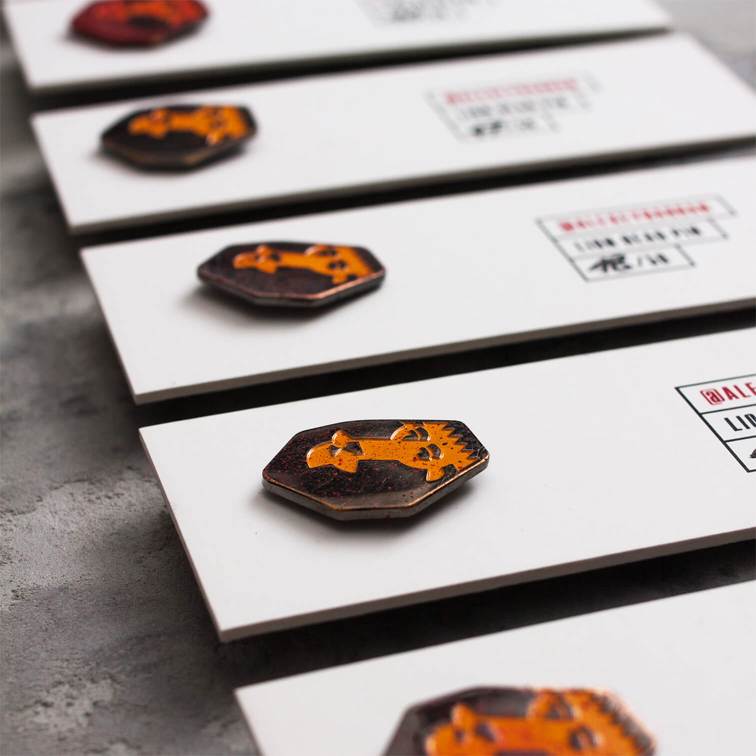 Стикерпаки, значки, нашивки, кулон и прочий мерч со львом. Автор Алексей Бархан.