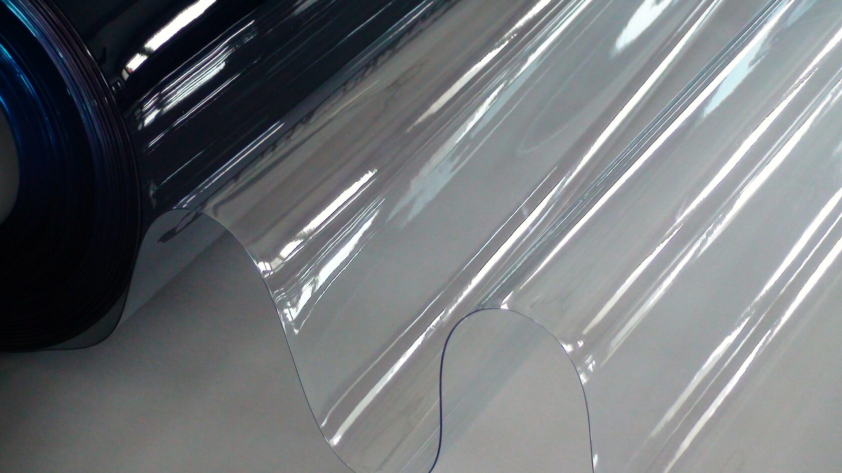 Пленка пвх на стол. ПВХ плёнка 700 микрон. Пленка жесткая Multiglass ПВХ прозрачная шир 1 м. Пленка ПВХ 700 мкм тонированная. Пленка жесткая Multiglass ПВХ прозрачная шир. 1 М толщина 2мм.