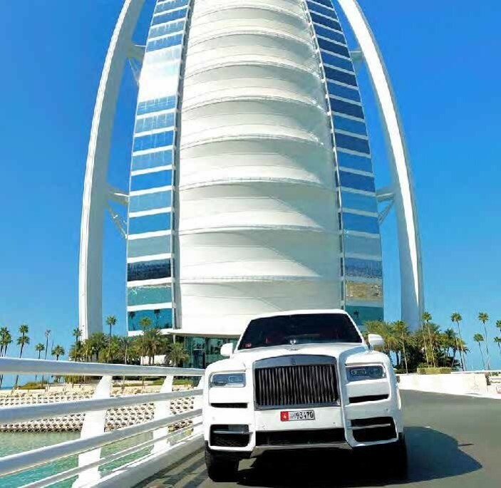 Дубай на английском. Атлантик Тауэр Дубай. Лондон Дубай. Rolls Royce Cullinan White. Телефон в Дубае цены.