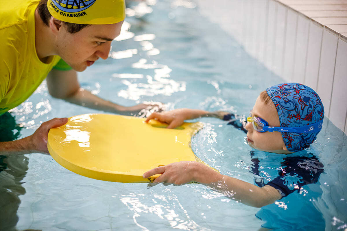 Индивидуальный тренер по плаванию в бассейне для ребенка обучение для детей дошкольного возраста 3, 4 года, 5, 6 лет в школе плавания Strong Swim Москва. Научить ребенка плавать на спине картинка