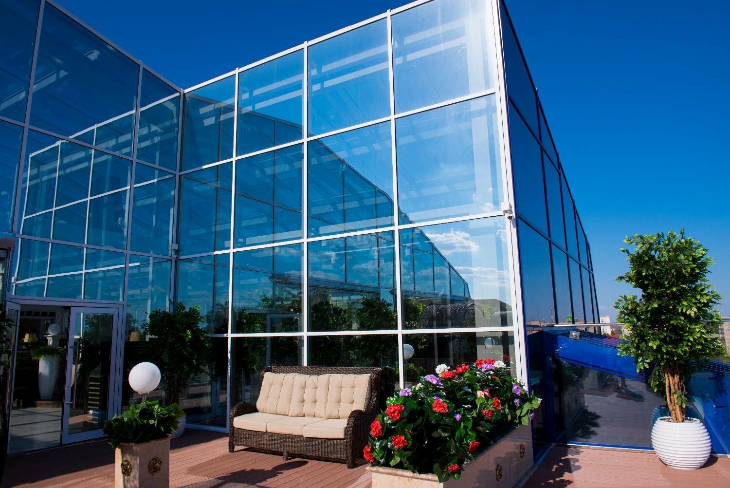 Стоечно ригельная система f50. Фасадное остекление schuco. Спайдерное остекление фасадов. Остекление фасадов работа. Структурное остекление алютех.