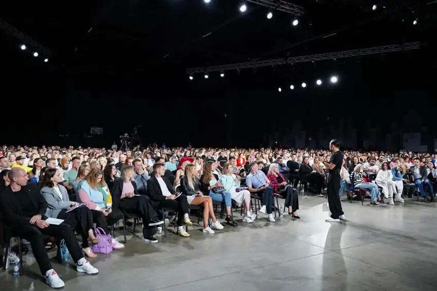 Пётр Осипов выступает перед участниками в зале
