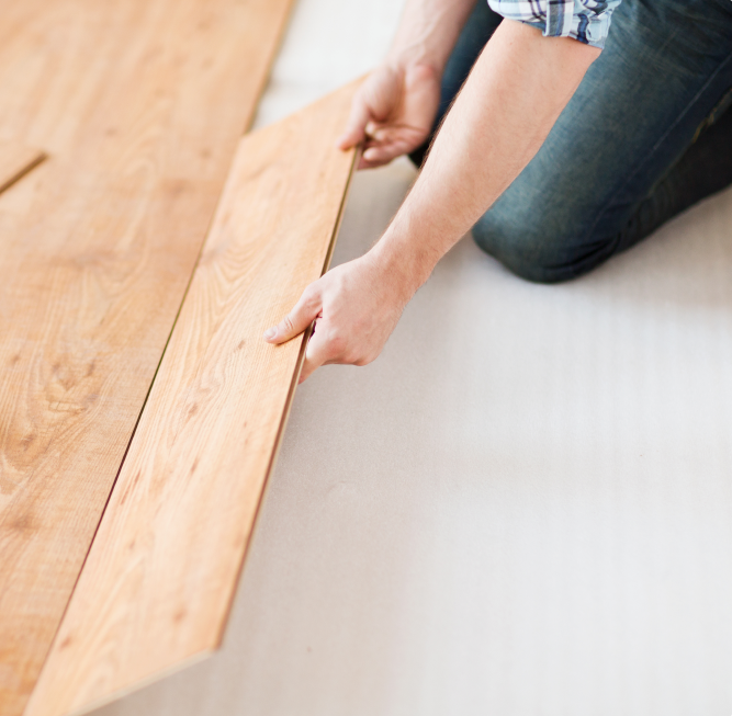 Рабочий кладет пол