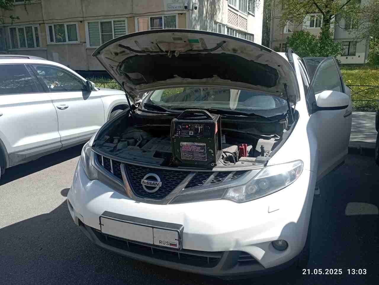 Запустили аккумулятор на Nissan Murano, на Киришской улице в Калининском районе Санкт-Петербурга