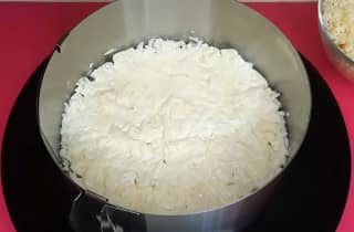 Приготовление салата «Дамский каприз» с курицей и ананасом слоями: шаг 10