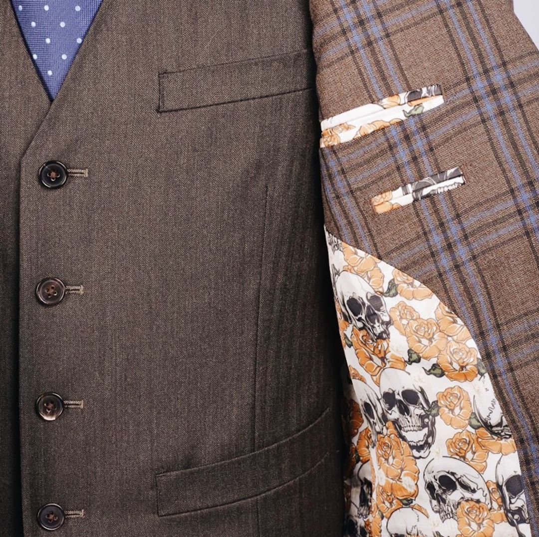 Костюм-двойка с жилетом и ярким подкладом