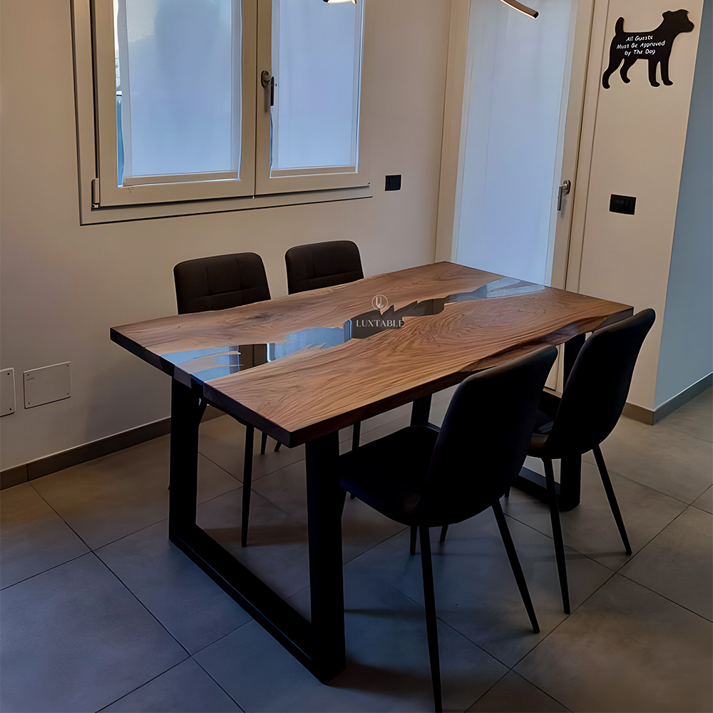 Epoxidharz Tische Alagoas aus europäischem Nussbaum und hellblauem Epoxidharz mit Metallic Effekt