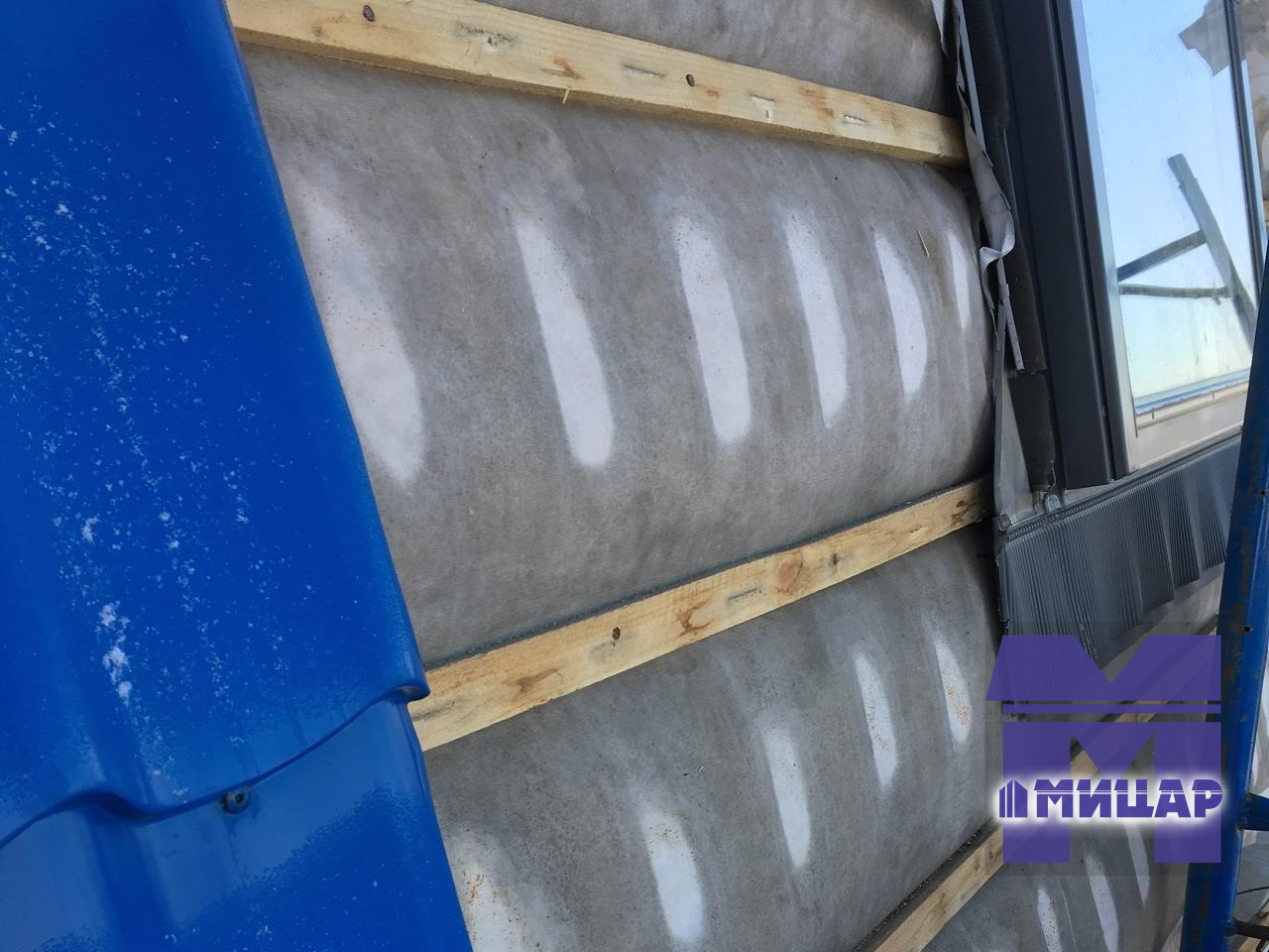 Мокрый утеплитель под листами металлочерепицы