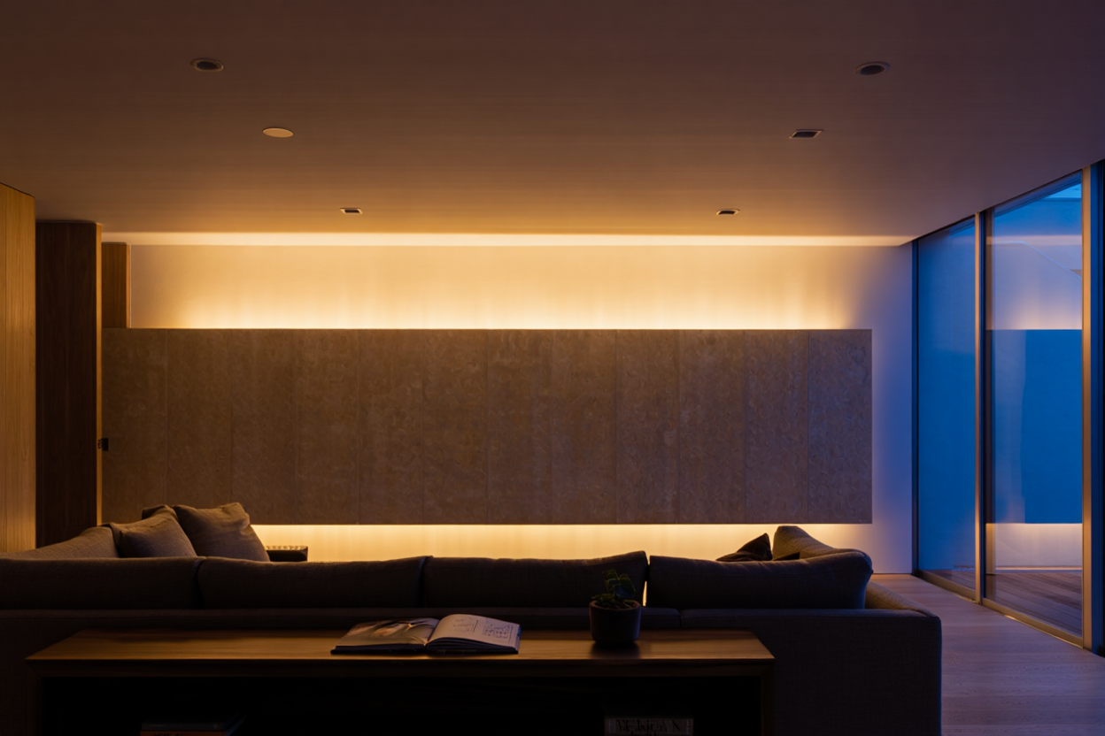 Гостиная в вечернем режиме: только скрытая линейная подсветка стен и пола, мягкая уютная атмосфера.