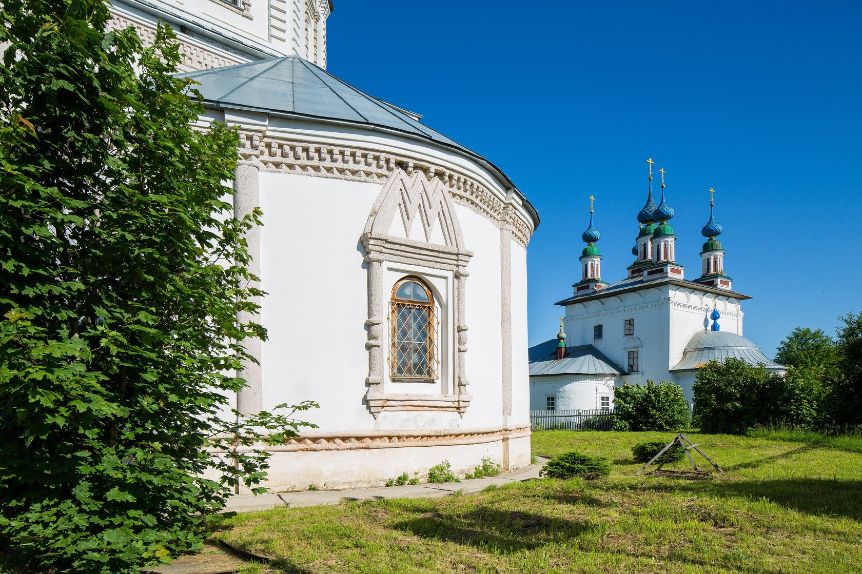 Храмовый ансамбль: Троицкая, Успенская и Воскресенская церкви