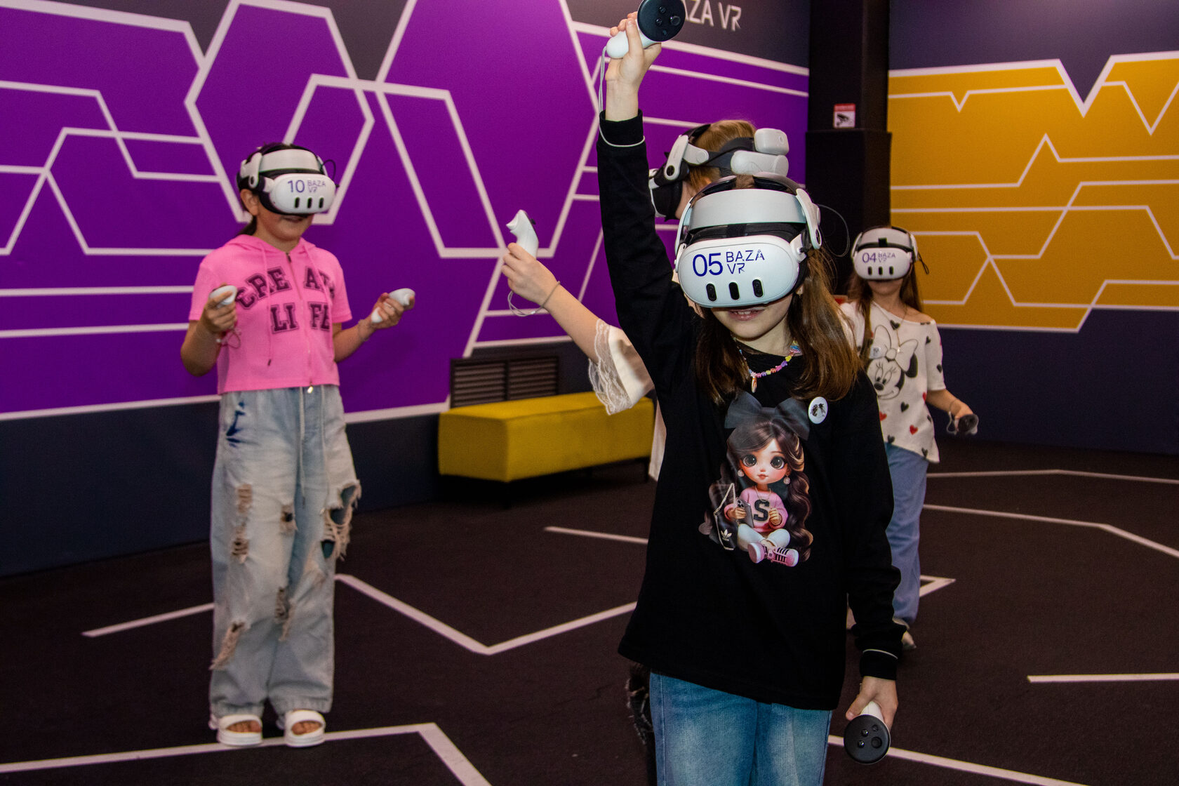 Девочки играют в виртуальную реальность с контроллерами на VR-арене