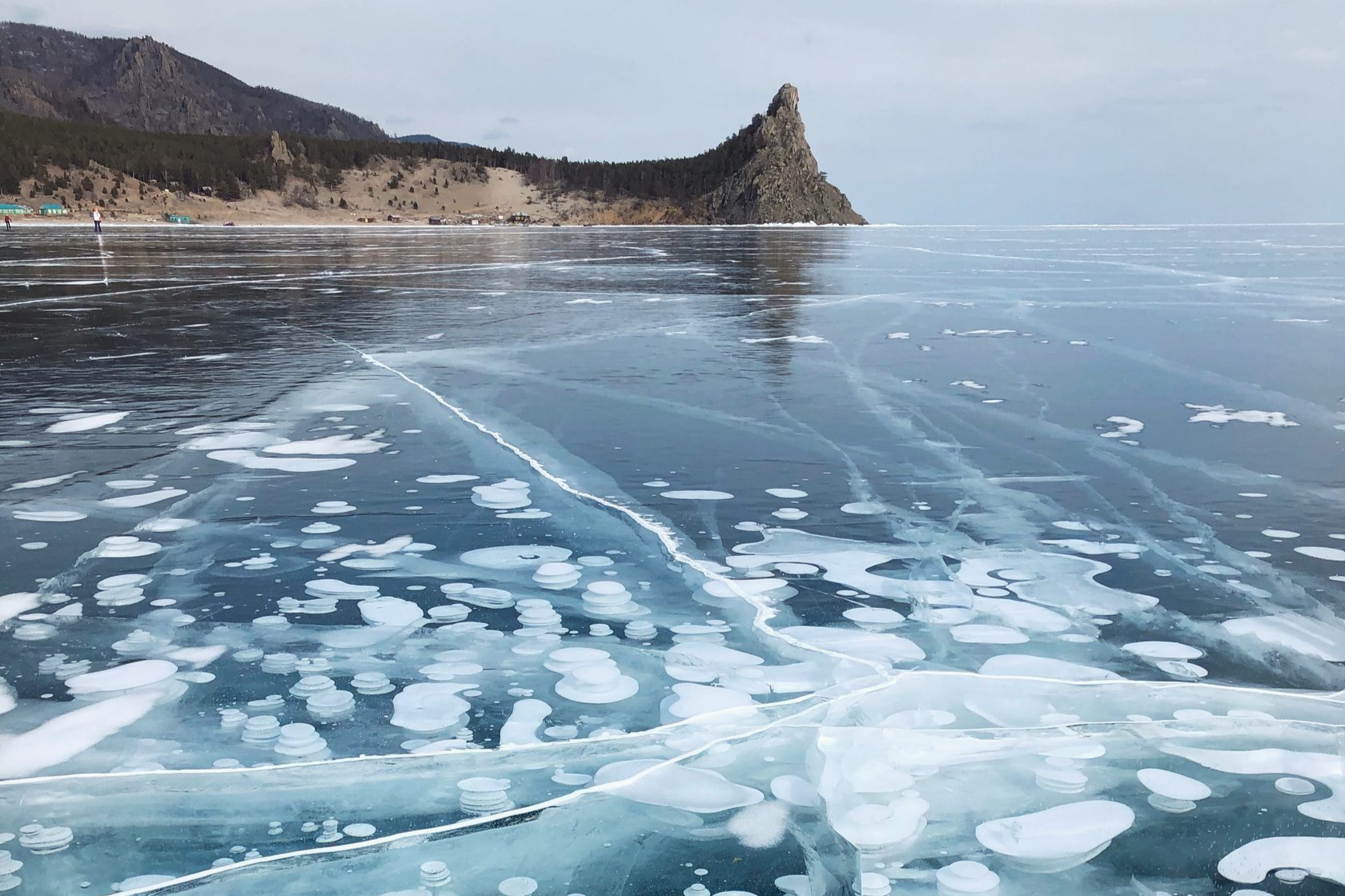 Пузырьки на байкале. Озеро Голоустное Байкал. Листвянка Байкал лед. Голоустное Байкал пузырьки. Голоустное Байкал зима.