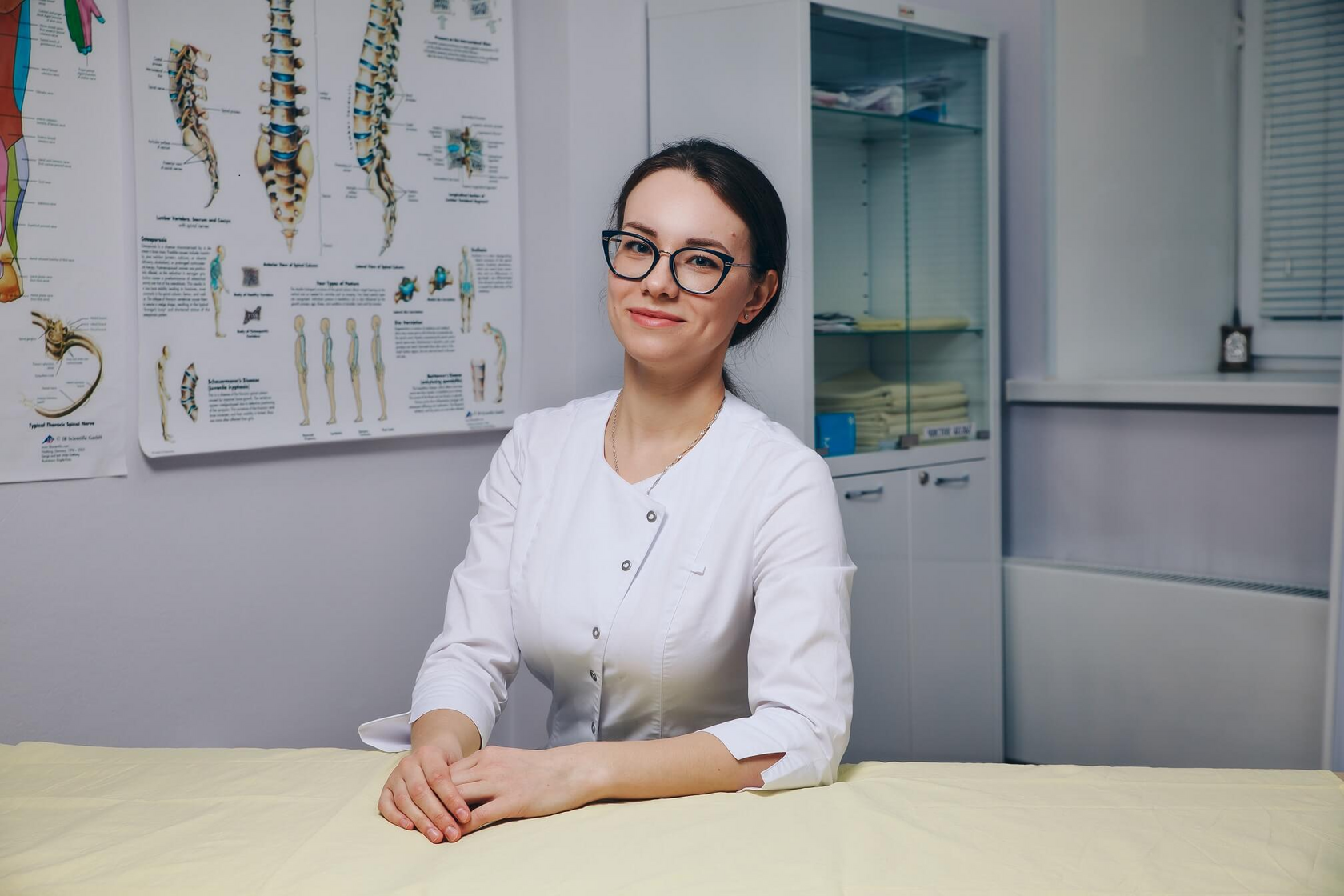 Руки остеопата бережно работают с младенцем