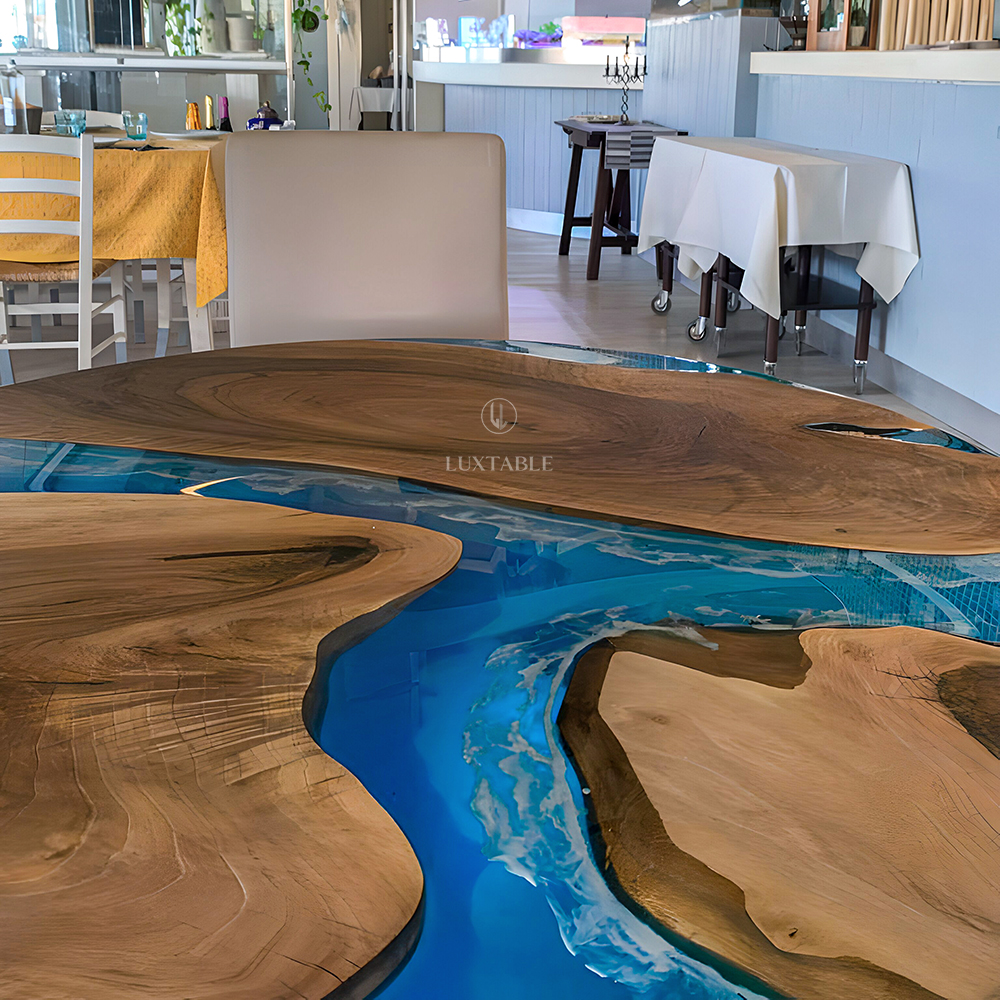 Tisch Portofino aus europäischem Nussbaum und blauem Epoxidharz mit Welleneffekt 