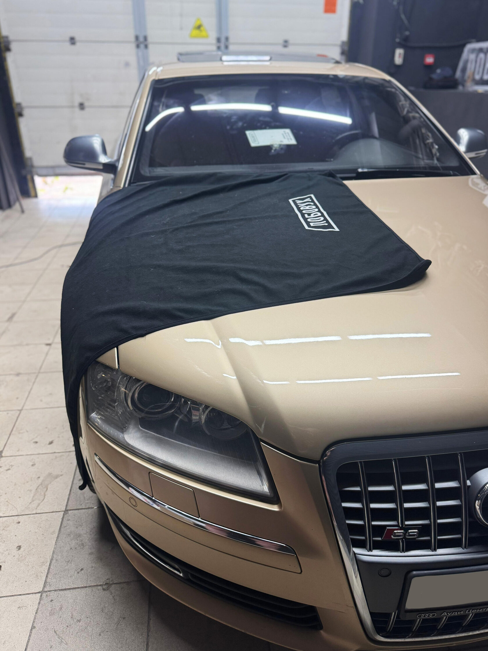 Бокс компании Лобовух в Санкт-Петербурге для ремонта сколов и трещин на лобовых стёклах