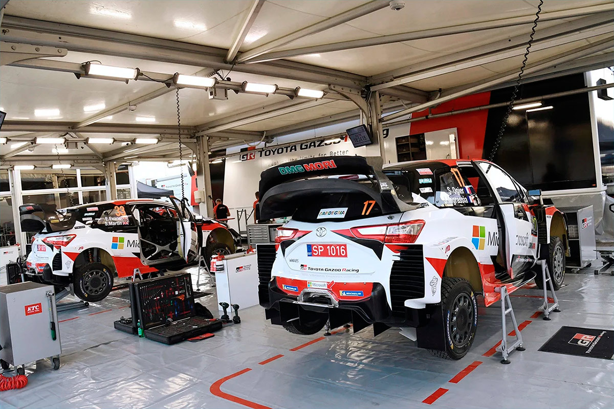 Автомобили Toyota Yaris WRC Себастьена Ожье и Элфина Эванса в сервис-парке ралли Сардиния 2020