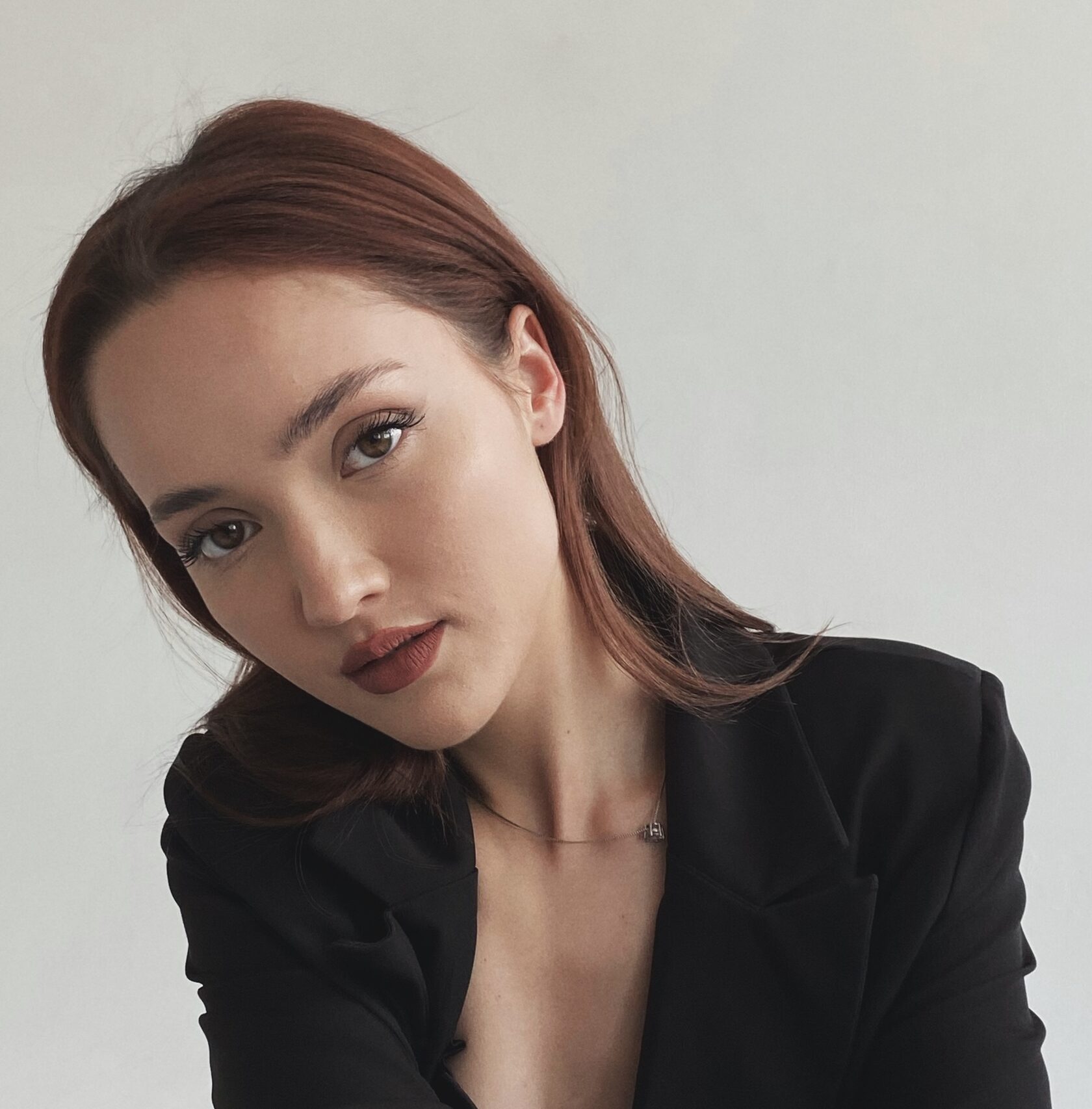 Почти 3 года в SMM. Есть опыт работы SMM-специалистом и Head of SMM.    Больше года работала в европейском агентстве — вела 6 проектов одновременно, все проекты были на английском языке. Разрабатываю стратегии, организую производство контента, работаю с Reels, анализирую и управляю командой.